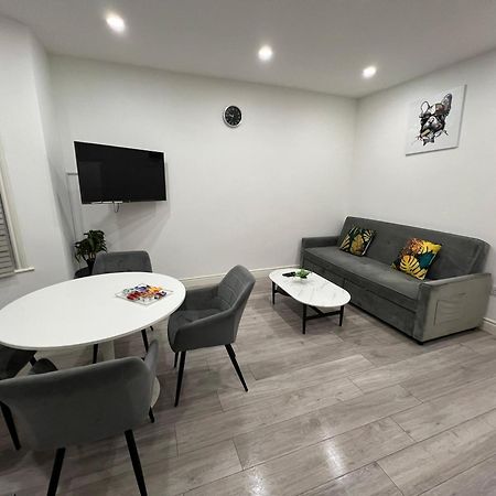 F4 Luxury Stays One Bed Apartment With Parking Ilford Exterior photo