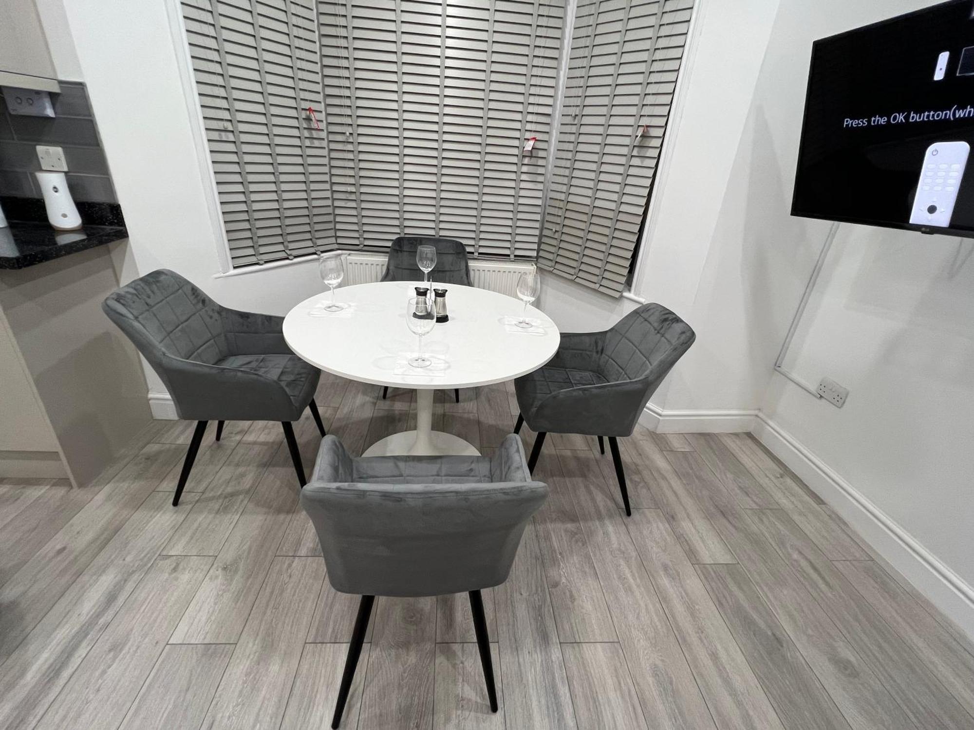 F4 Luxury Stays One Bed Apartment With Parking Ilford Exterior photo