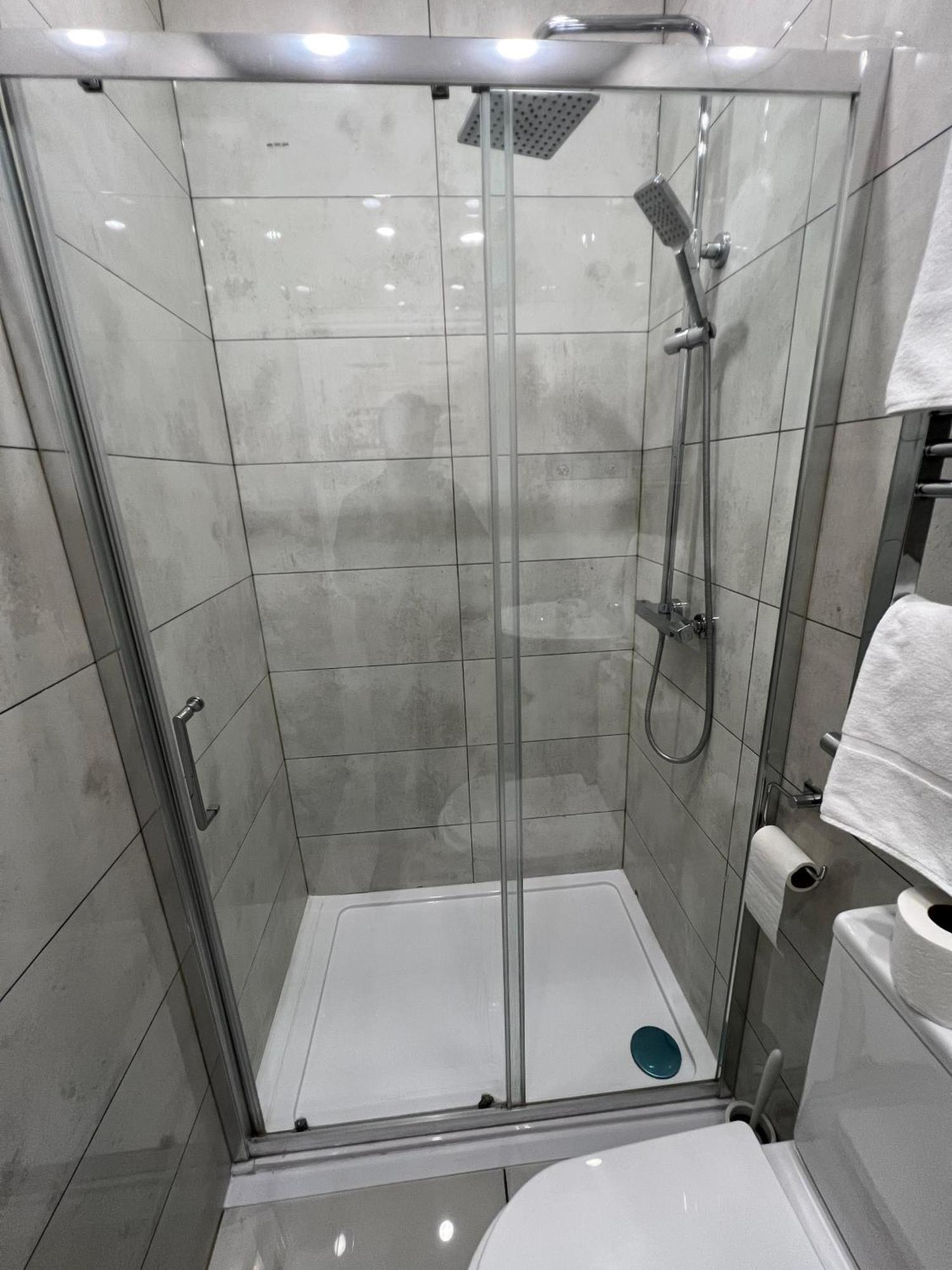 F4 Luxury Stays One Bed Apartment With Parking Ilford Exterior photo